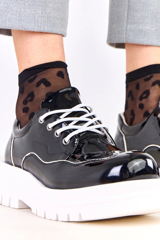 Juodi pusbačiai ant masyvaus pado...