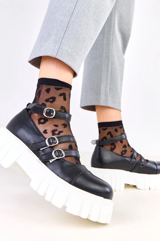 Juodi pusbačiai ant traktorinio pado...