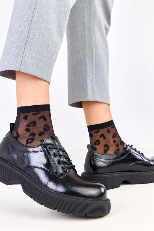 Juodi moteriški pusbačiai ant...