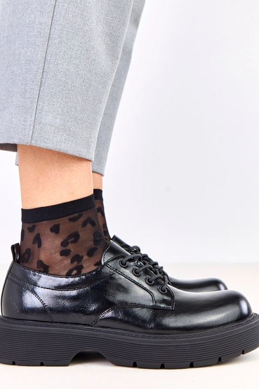 Juodi moteriški pusbačiai ant...