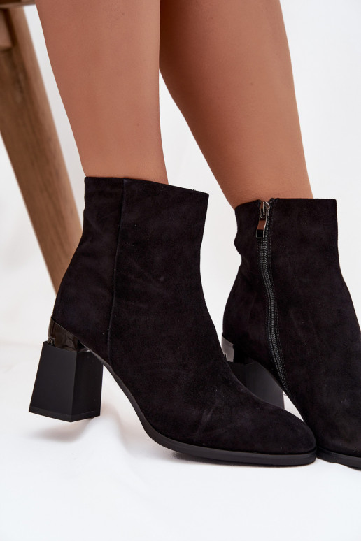 Moteriški aulinukaisuĮjungtaturalnego iš zomšosu su kulniukais pašiltinti D&A CR52-718 juodos spalvos