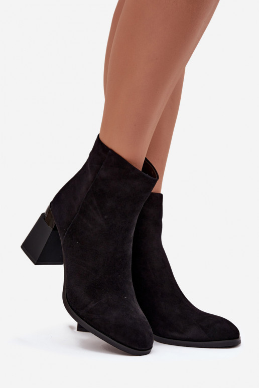 Moteriški aulinukaisuĮjungtaturalnego iš zomšosu su kulniukais pašiltinti D&A CR52-718 juodos spalvos