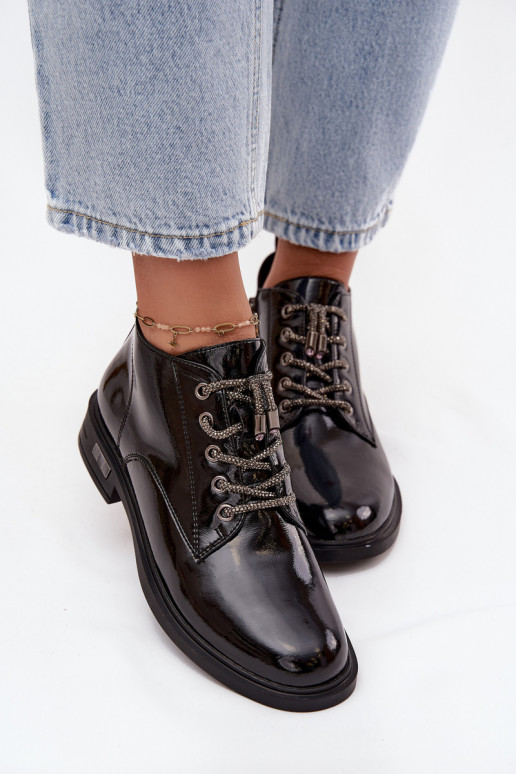 Oda su lako efektu Moteriški aulinukai Su puošniais Suvarstymasm D&A MR52-124 juodos spalvos