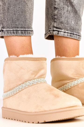 Smėlio spalvos žemi sniego... 2