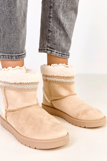 Smėlio spalvos žemi sniego...