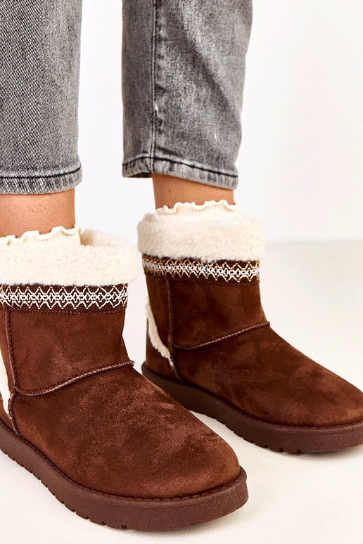 Rudi žemi sniego batai puošti...