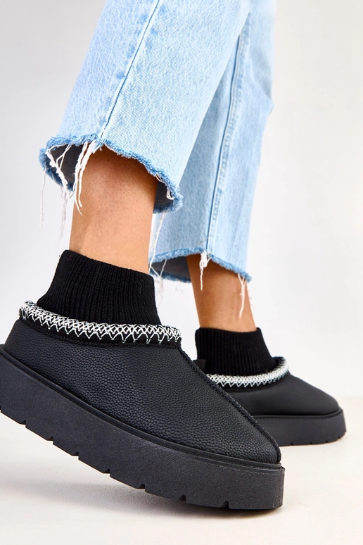 Juodi sniego batai su kojinės formos...