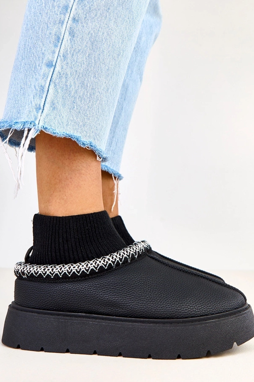 Juodi sniego batai su kojinės formos...