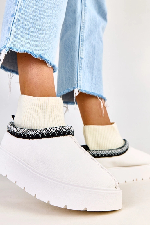 Balti sniego batai su kojinės formos...