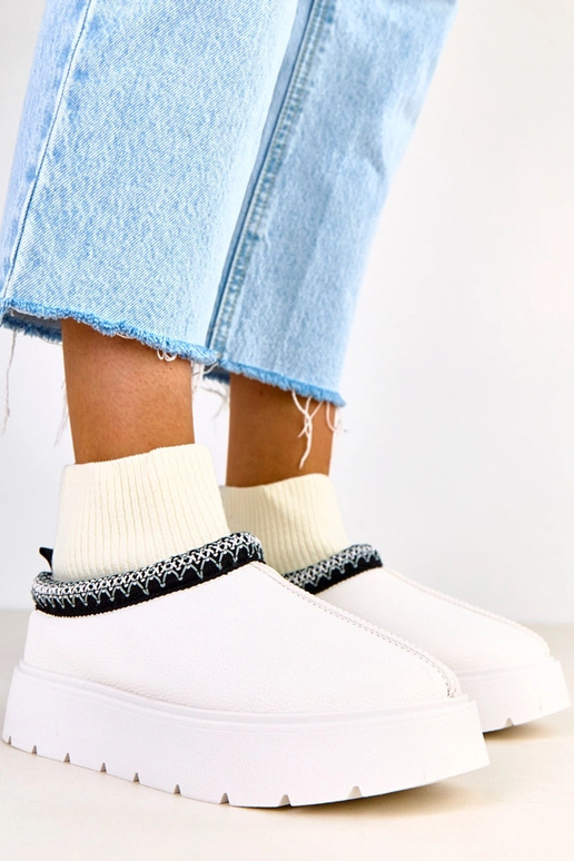 Balti sniego batai su kojinės formos...