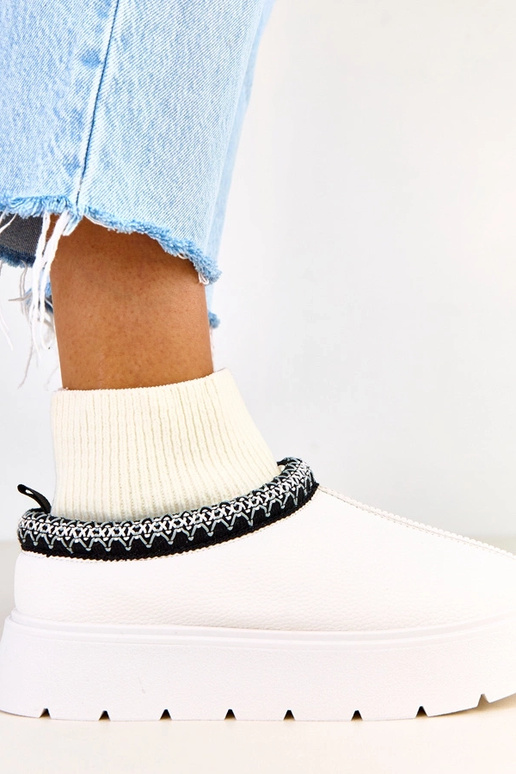 Balti sniego batai su kojinės formos...