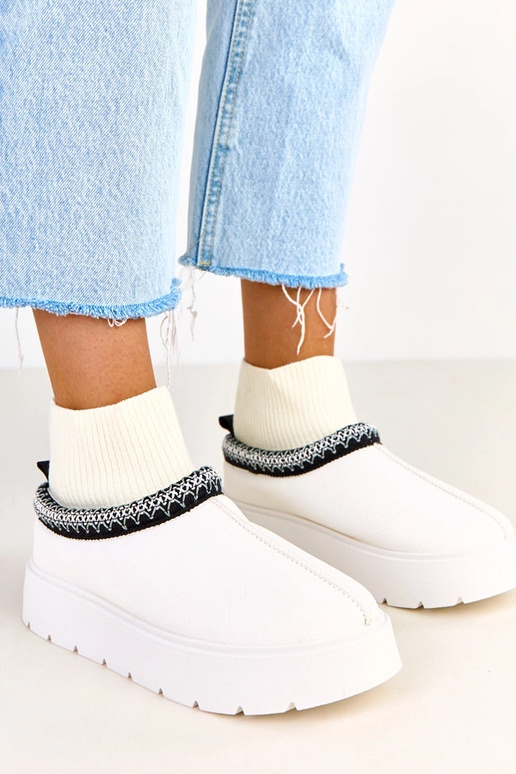 Balti sniego batai su kojinės formos...