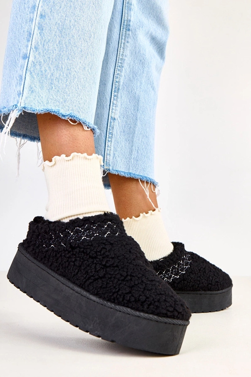 Juodi žemi sniego batai ant...