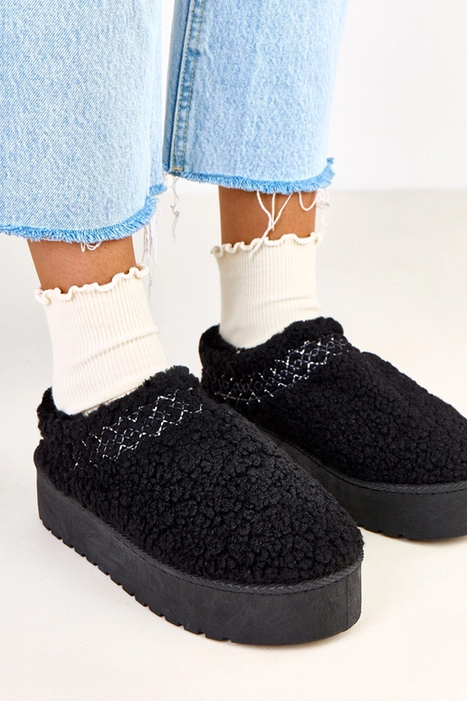 Juodi žemi sniego batai ant...