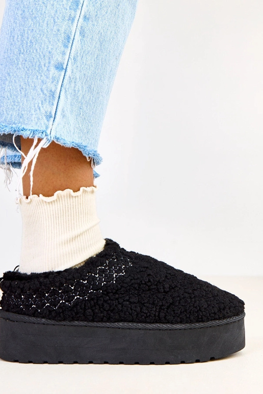 Juodi žemi sniego batai ant...