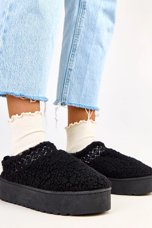 Juodi žemi sniego batai ant...