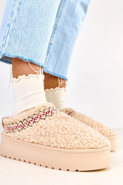 Smėliniai žemi sniego batai ant...