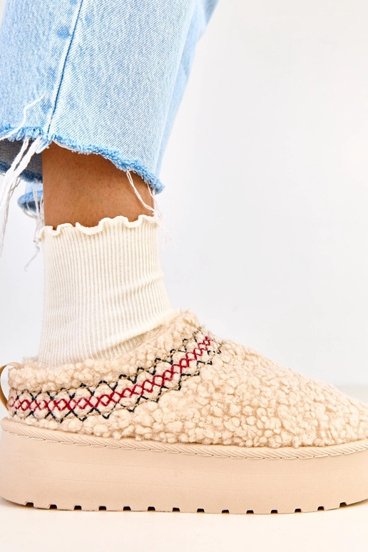 Smėliniai žemi sniego batai ant...