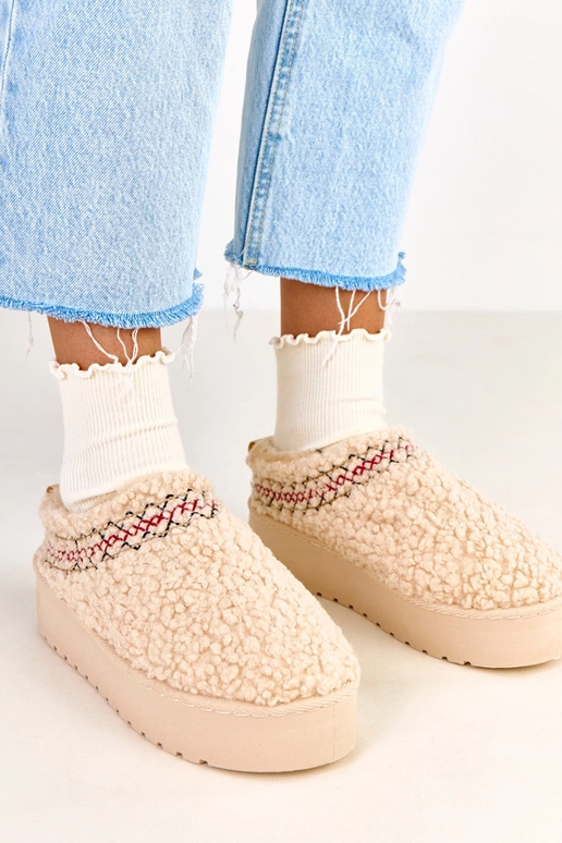 Smėliniai žemi sniego batai ant...