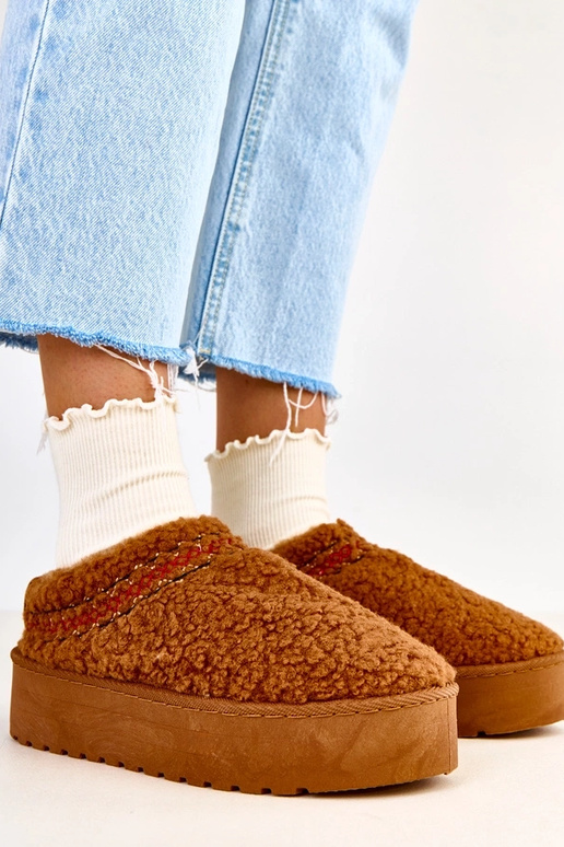 Rudi žemi sniego batai ant platformos...