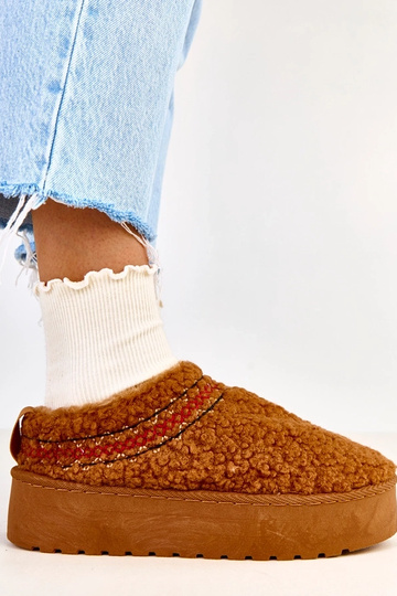 Rudi žemi sniego batai ant... 2