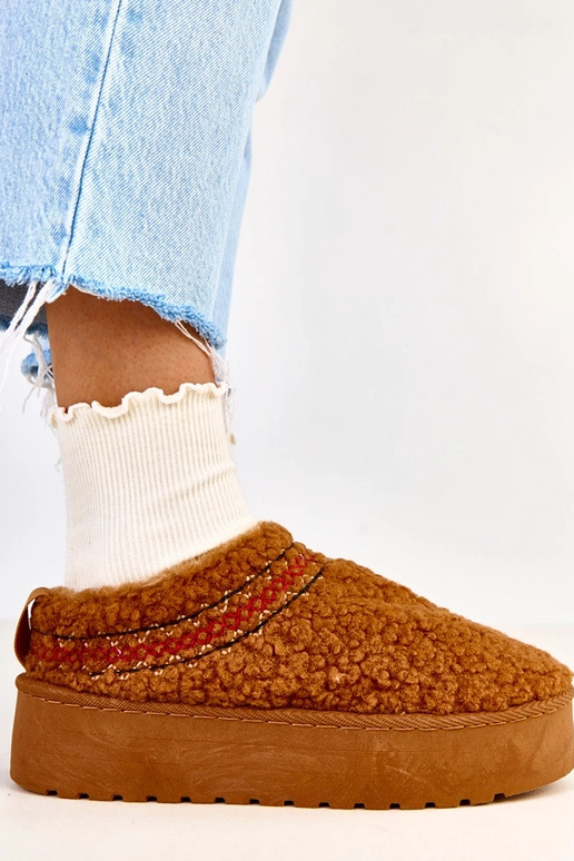 Rudi žemi sniego batai ant platformos...