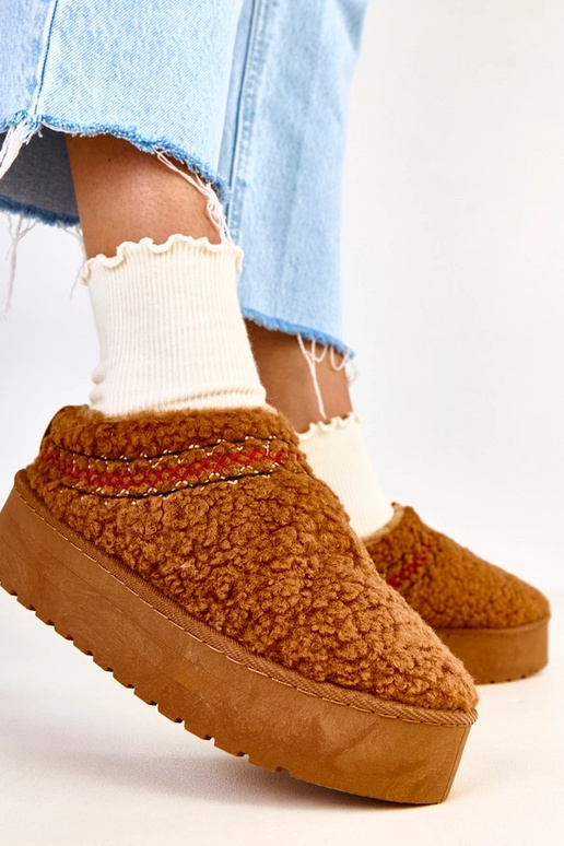 Rudi žemi sniego batai ant platformos...