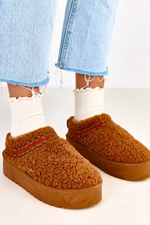 Rudi žemi sniego batai ant platformos...