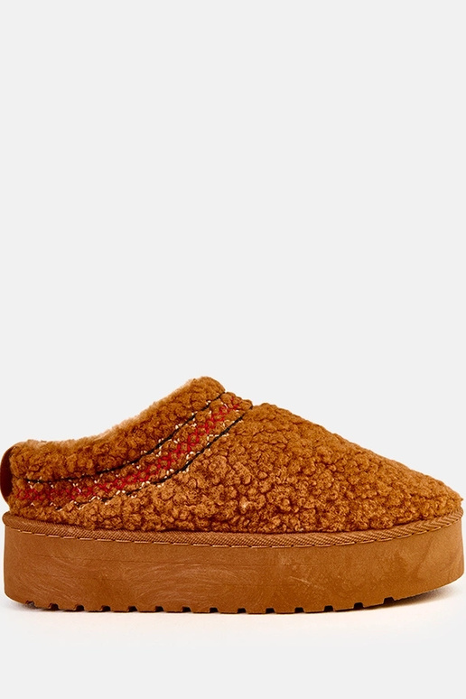 Rudi žemi sniego batai ant platformos...