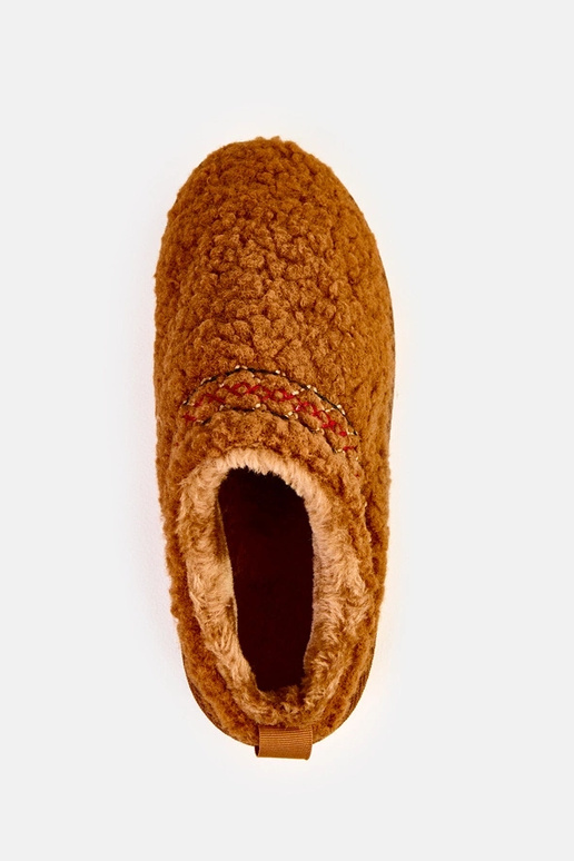 Rudi žemi sniego batai ant platformos...