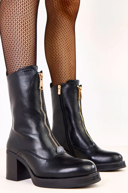 Juodi aulinukai ant kulno su...