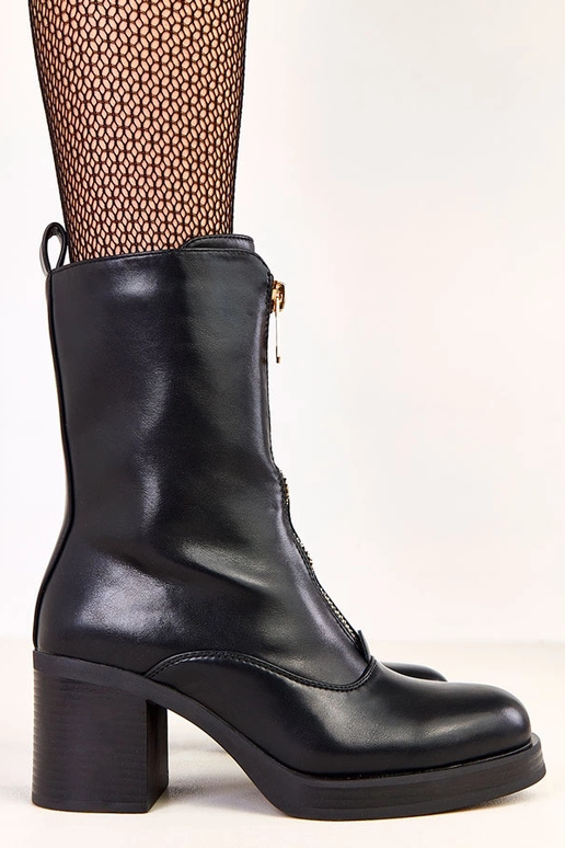 Juodi aulinukai ant kulno su...