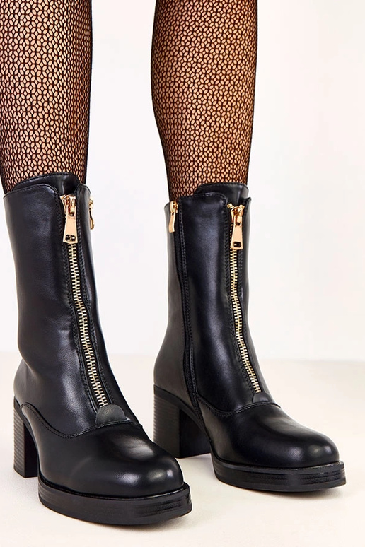 Juodi aulinukai ant kulno su...