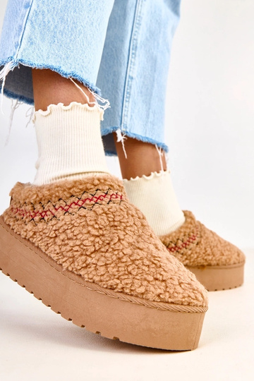 Tamsiai smėliniai žemi...