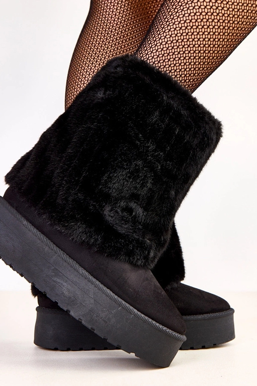 Juodi sniego batai ant platformos su...