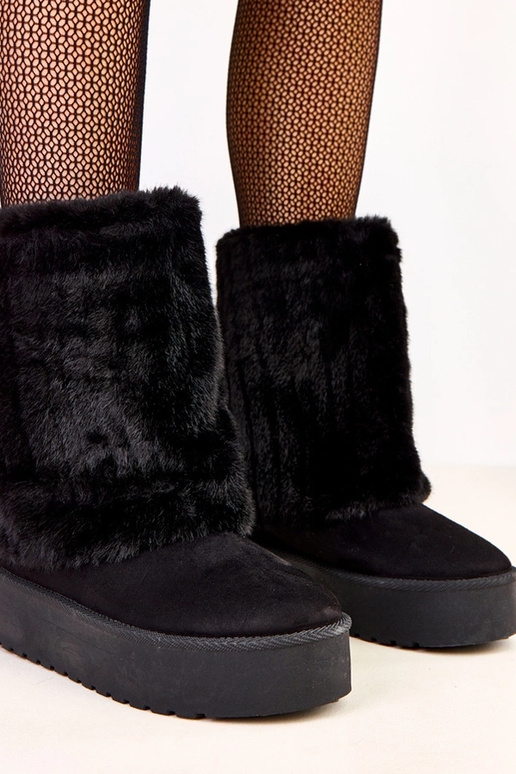 Juodi sniego batai ant platformos su...