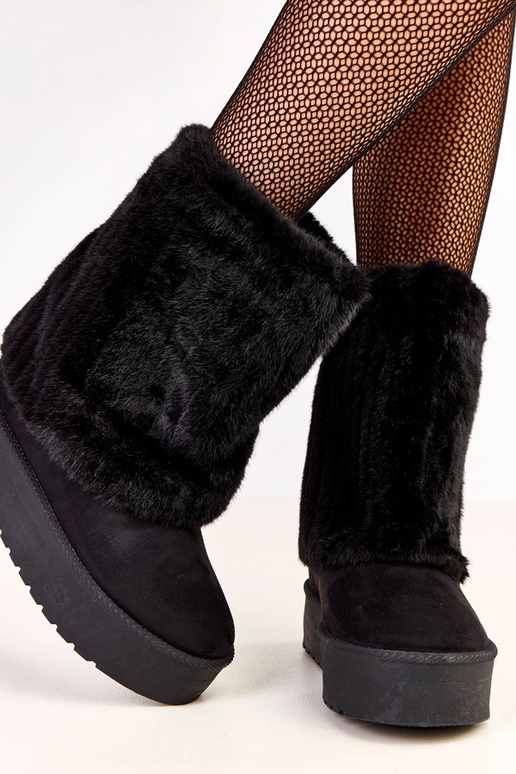 Juodi sniego batai ant platformos su...