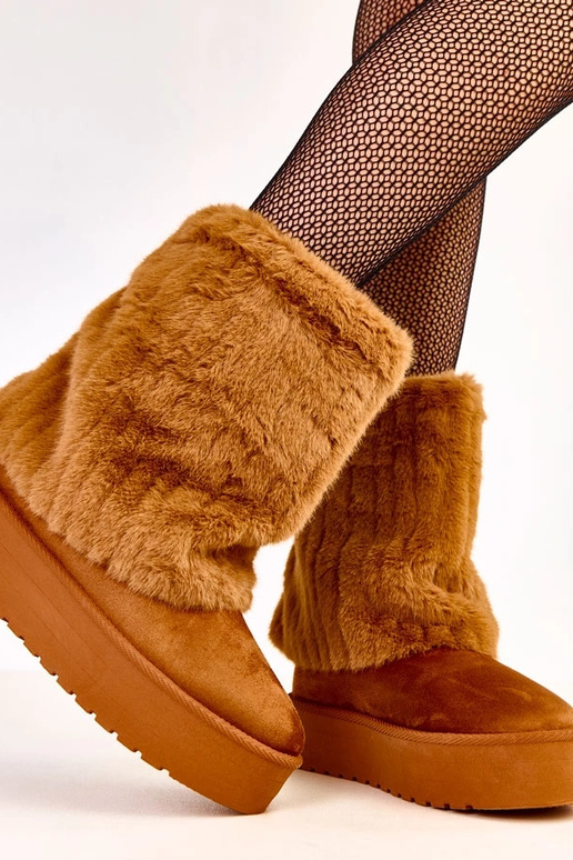 Rudi sniego batai ant platformos su...