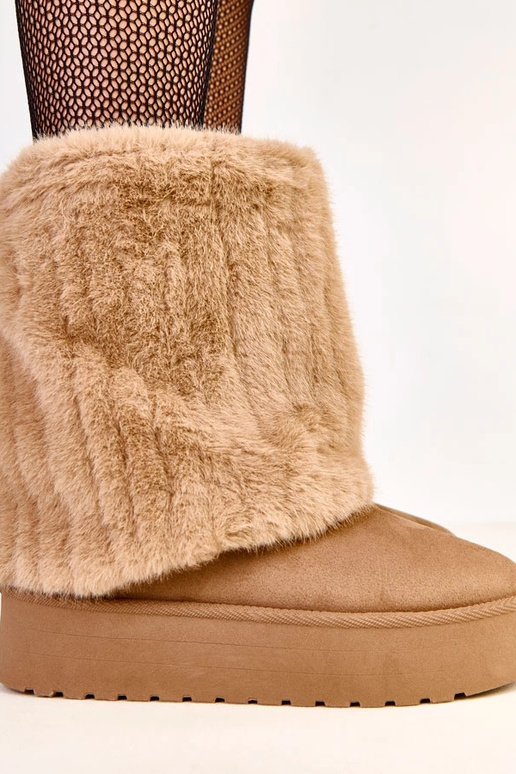 Tamsiai smėliniai sniego batai ant...