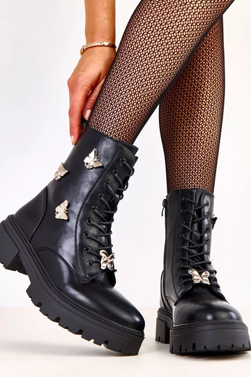 Juodi moteriški trekeriai... 2