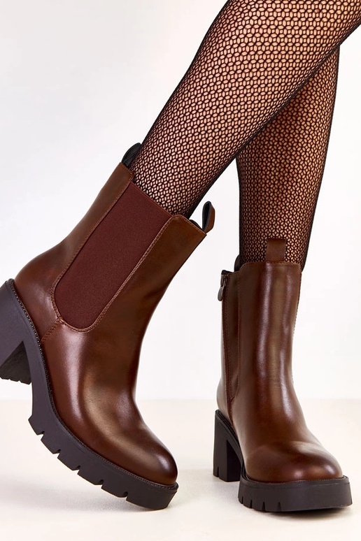 Rudi aulinukai ant stulpelio su...