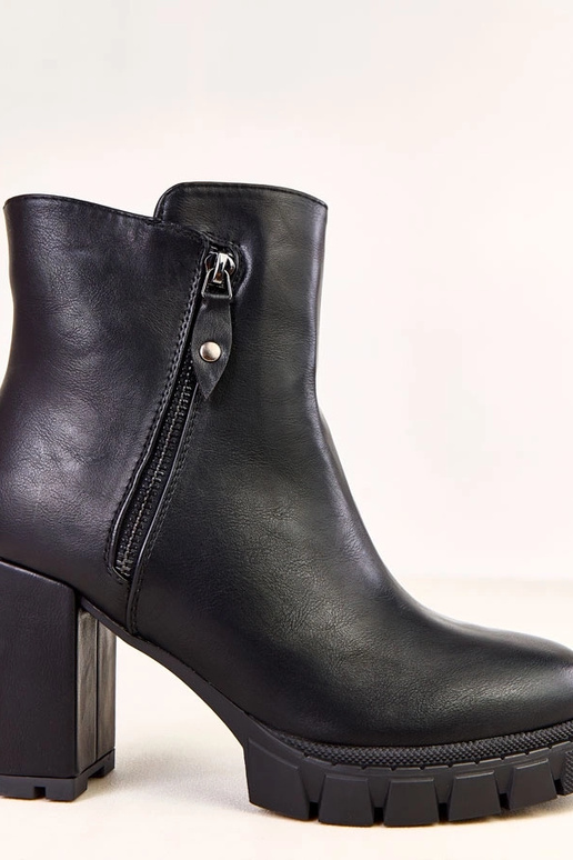 Juodi aulinukai ant stulpelio su...