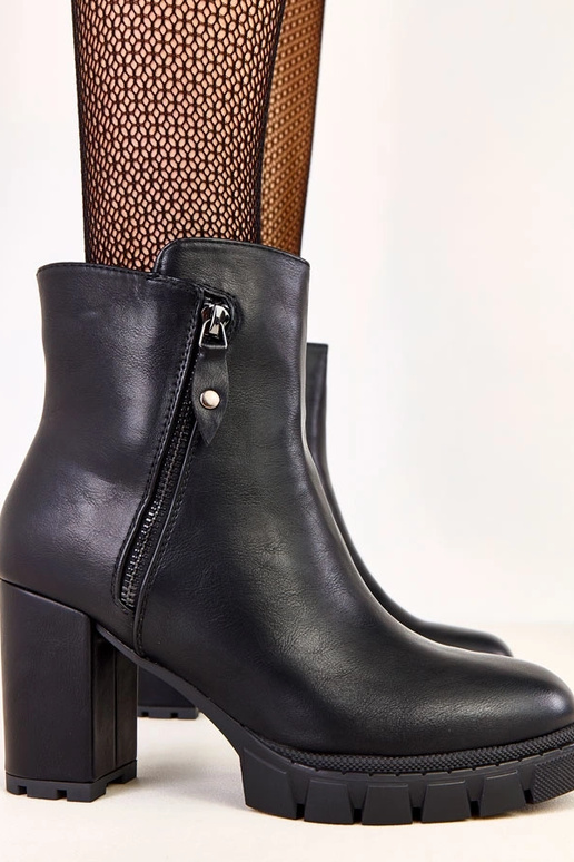 Juodi aulinukai ant stulpelio su...