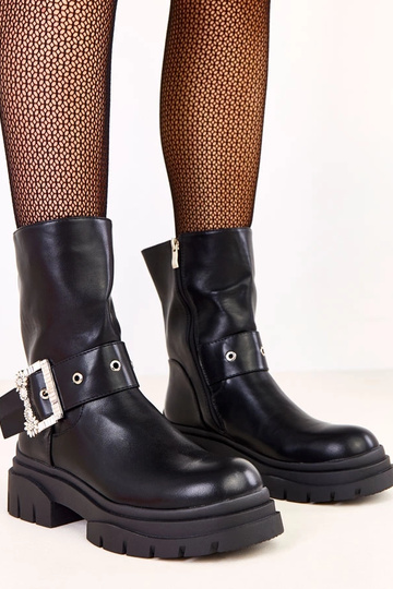 Juodi aulinukai puošti...