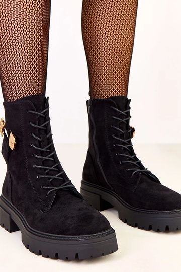 Juodi moteriški žygio batai...