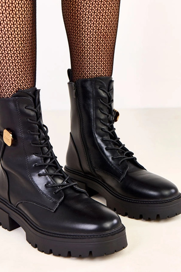 Juodi moteriški žygio batai...