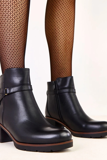 Juodi aulinukai ant žemo stulpelio formos kulno su dekoratyviniu dirželiu Ballin