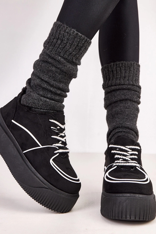 Juodi šilti sportiniai batai ant...