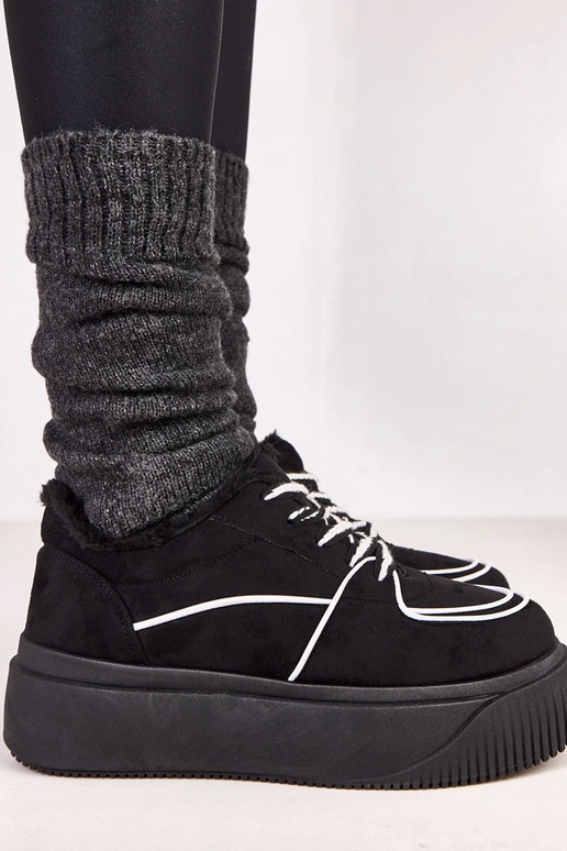 Juodi šilti sportiniai batai ant...