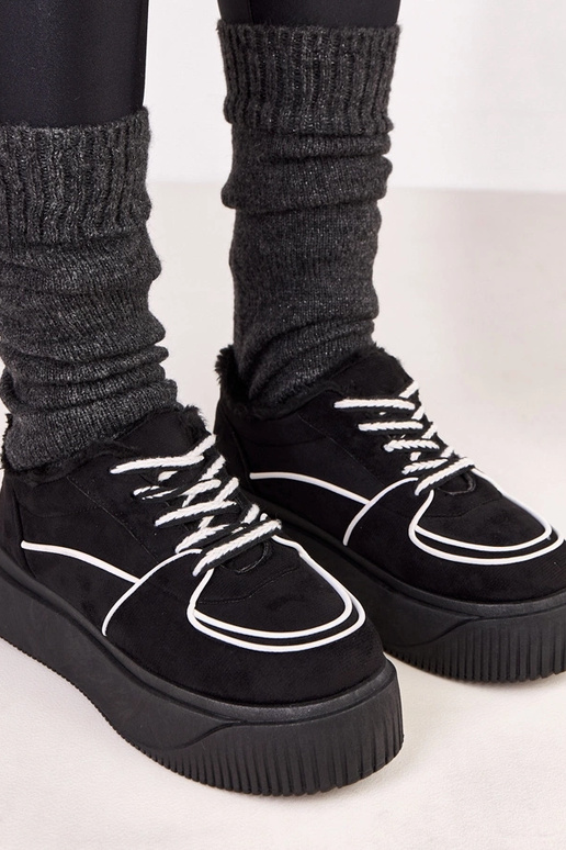 Juodi šilti sportiniai batai ant...